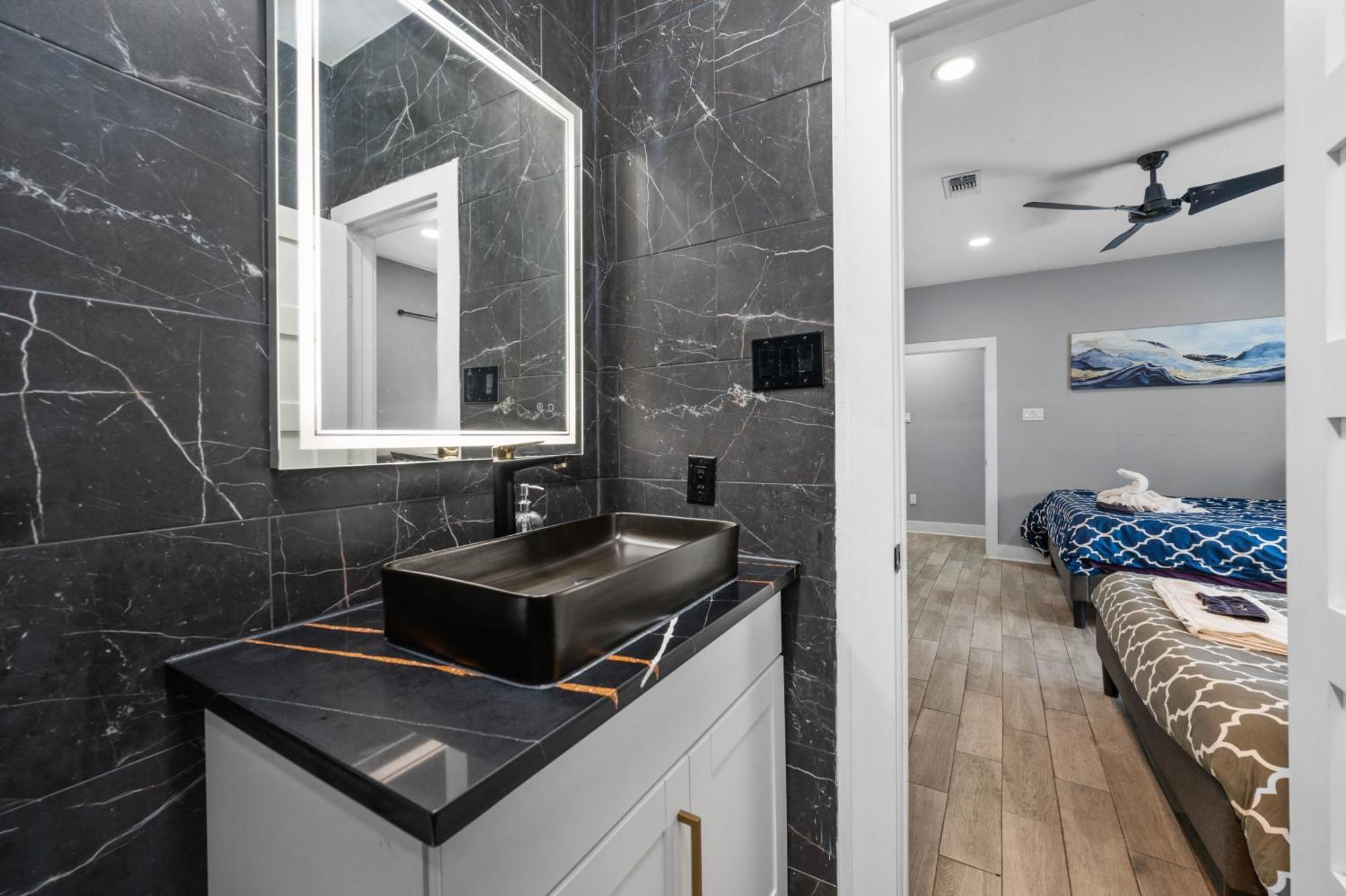 Spacious Galleria Apartment With Free Park Хьюстон Экстерьер фото